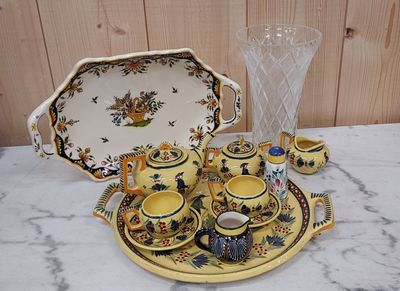 un plateau sur lequel est posé un service à thé et un vase en verre sur la table