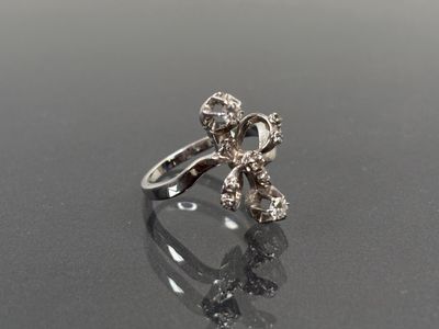 une photo en gros plan d'une bague en diamant posée sur une table