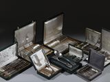 beaucoup d'argenterie dans un coffret sur une table
