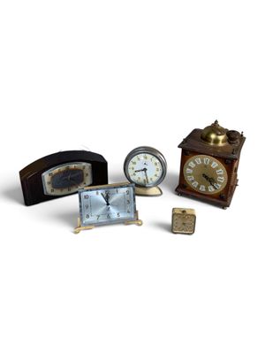de nombreux types d'horloges différents sur un fond blanc