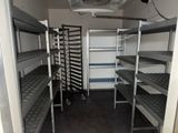 une pièce qui comporte de nombreuses étagères
