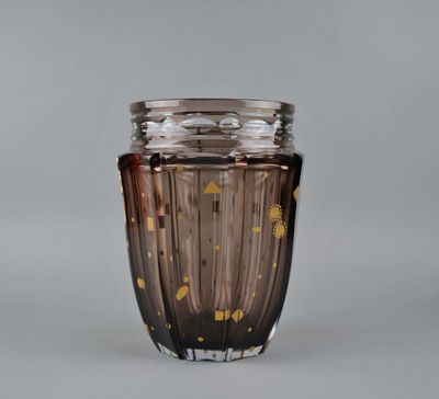 un vase en verre brun orné d'un motif doré