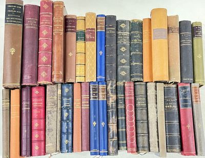 un grand nombre de livres empilés les uns sur les autres