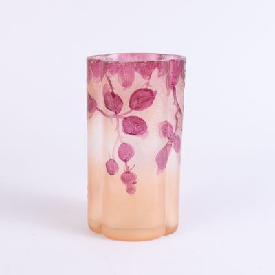 vase en verre violet et rose orné de feuilles sur fond blanc