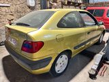 une voiture jaune garée dans un garage