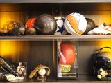 de nombreux types de ballons de sport exposés dans une vitrine