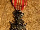 une médaille et un ruban posés sur une table en bois