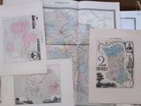 de nombreuses cartes du monde différentes posées sur une table