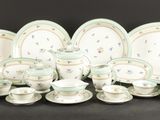 beaucoup d'assiettes, de tasses et de soucoupes sur la table