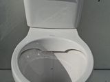 des toilettes blanches avec un autocollant sur le couvercle