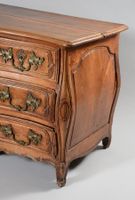 Commode galbée en noyer mouluré ouvrant par cinq tiroirs et … (photo 2)