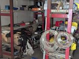 une pièce remplie d'une multitude d'objets de toutes sortes