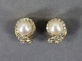 une paire de boucles d'oreilles en perles et diamants