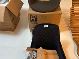 de nombreux cartons et chaises dans une pièce où il y a des cartons par terre