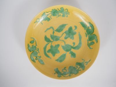 Chine, XXe siècle Plat en porcelaine et émaux vert sur fond …