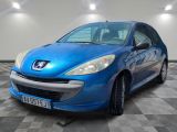 la photo d'une voiture bleue garée dans un garage