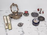 une table sur laquelle se trouvent de nombreux objets en argent