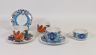 trois tasses et deux soucoupes sur une table blanche