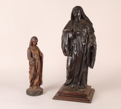two statues of a woman and a man standing next to each other