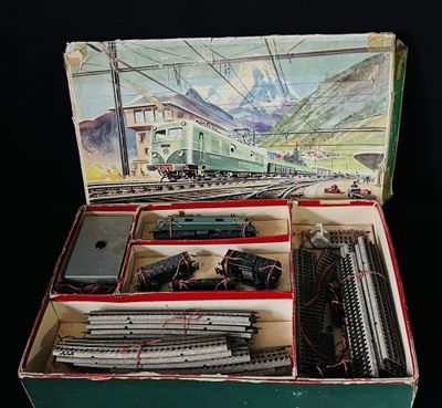 une boîte contenant un train sur une table