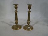 paire de chandeliers anciens en laiton sur fond blanc