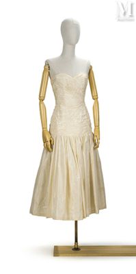 une robe de mannequin exposée sur un présentoir en bois