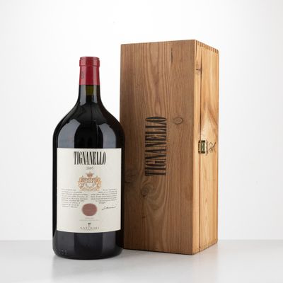 la bouteille de vin rouge se trouve à côté d'une caisse en bois