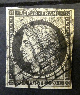 un timbre sur lequel figure le visage d'une femme