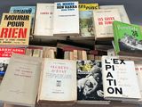 plusieurs livres sont empilés sur une table