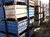 une pile de caisses bleues empilées les unes sur les autres