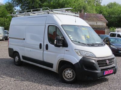 une camionnette blanche garée dans un parking
