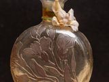 une bouteille en verre décorée, posée sur une table