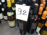 les nombreuses bouteilles de vin exposées dans un magasin