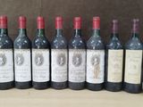 plusieurs bouteilles de vin sont alignées sur une table