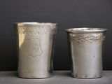 paire de tasses anciennes en métal argenté, ornées de motifs élaborés