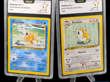 deux cartes Pokémon dans des pochettes en plastique sur un fond noir