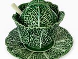 tasse et soucoupe de thé « chou vert » avec une cuillère posée sur la soucoupe