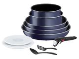 une pile d'assiettes et un bol, avec un couteau et une fourchette