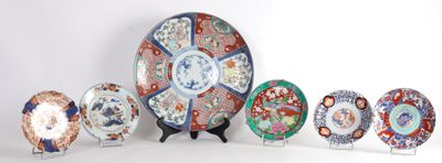 de nombreuses assiettes différentes posées sur une table