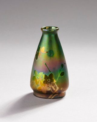 un vase vert orné d'une peinture sur fond blanc