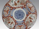 une image représentant une assiette ornée d'un motif de fleurs et d'oiseaux
