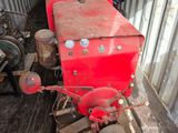 un tracteur rouge qui se trouve à l'arrière d'un camion
