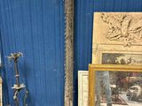 une photo d'une pièce avec un miroir et un miroir posé par terre