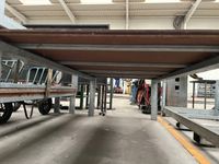 deux grandes tables en stratifié, piètement en acier, 100x25… (photo 2)