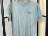 un t-shirt suspendu à un porte-vêtements dans une pièce