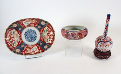 trois pièces de poterie exposées sur un fond blanc