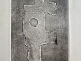 dessin d'une croix sur une feuille de papier percée d'un trou au milieu
