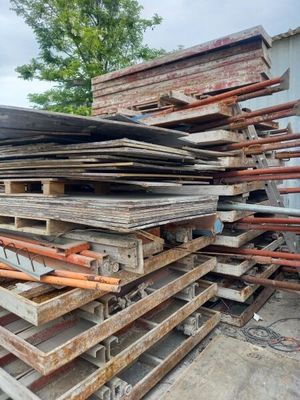de nombreuses pièces de bois empilées les unes sur les autres