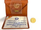 un petit portefeuille contenant une pièce