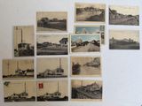 de nombreuses vieilles photos d'une gare accrochées au mur
